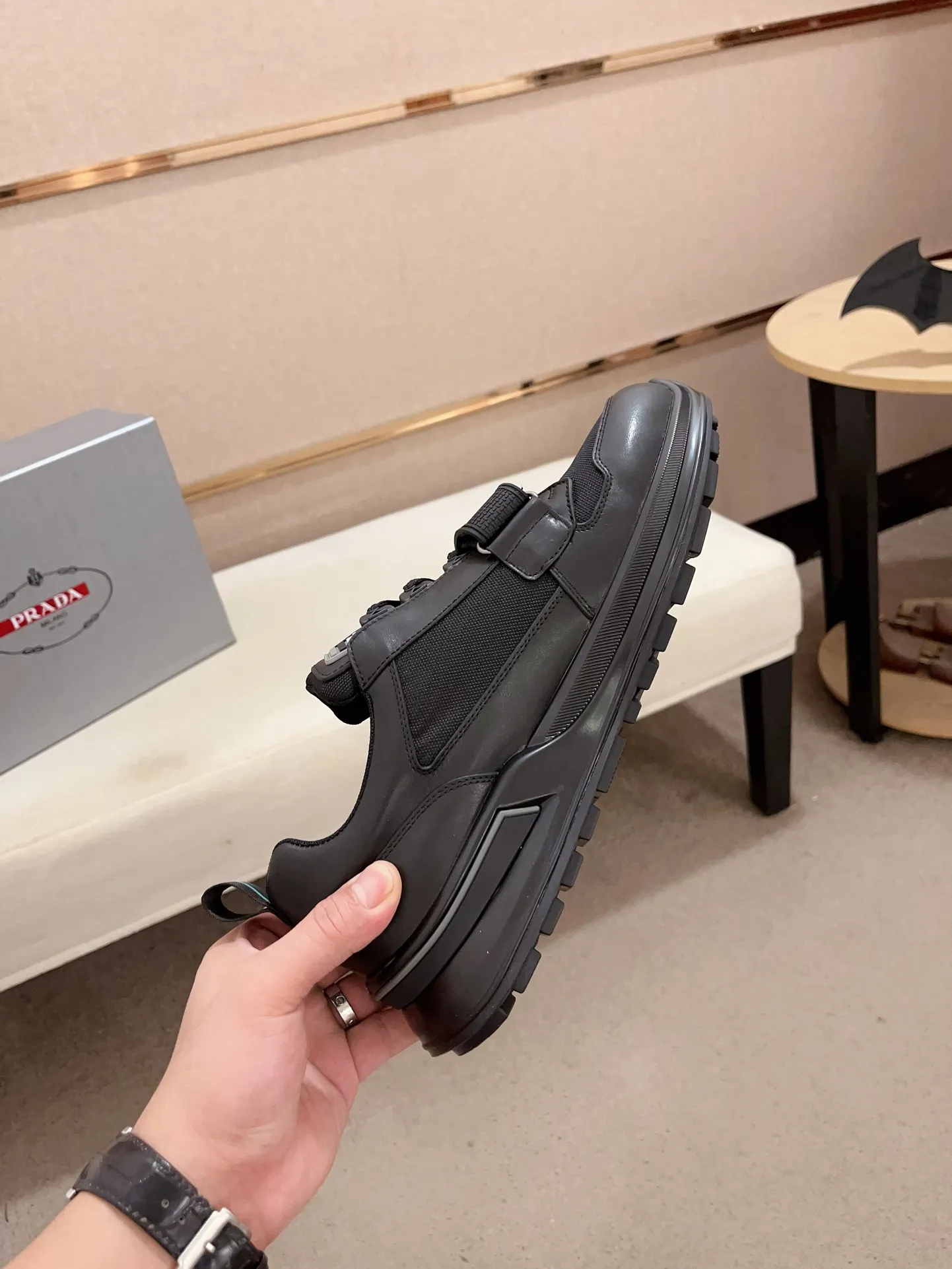 Factory price 620💰 ✔️✔️✔️Higher version High-quality new PRADA (Prada) counters are launched simultaneously. New men's shoes and 😘fabric are made of high-tech glue-spraying technology. Lining: Full cowhide lining. 👍🏿 High-end ☄️ air-cushion molded anti-slip rubber outsole, exquisite lines, simple and elegant, comfortable and high-end for leisure travel. Code number: 38 to 44 (45 is custom-made and cannot be returned or exchanged)